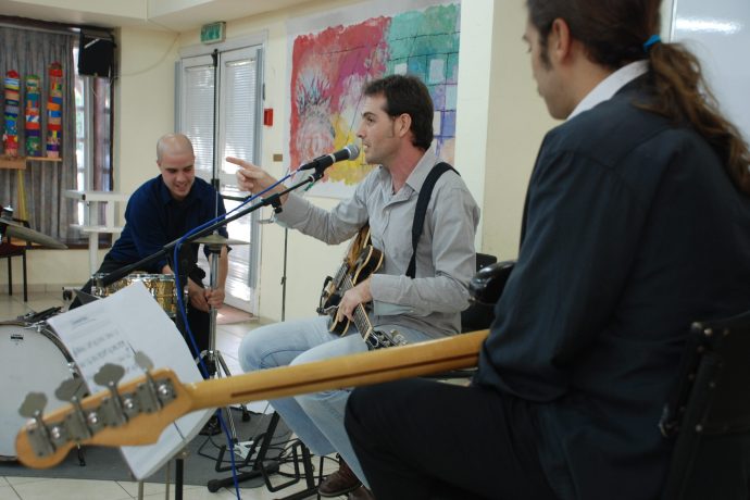 תמונה של טריו נעים מספרים אנקדוטה בין השירים